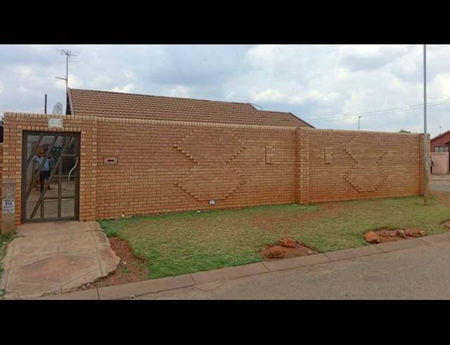 3 BEDROOM HOUSE FOR SALE IN PROTEA GLEN
